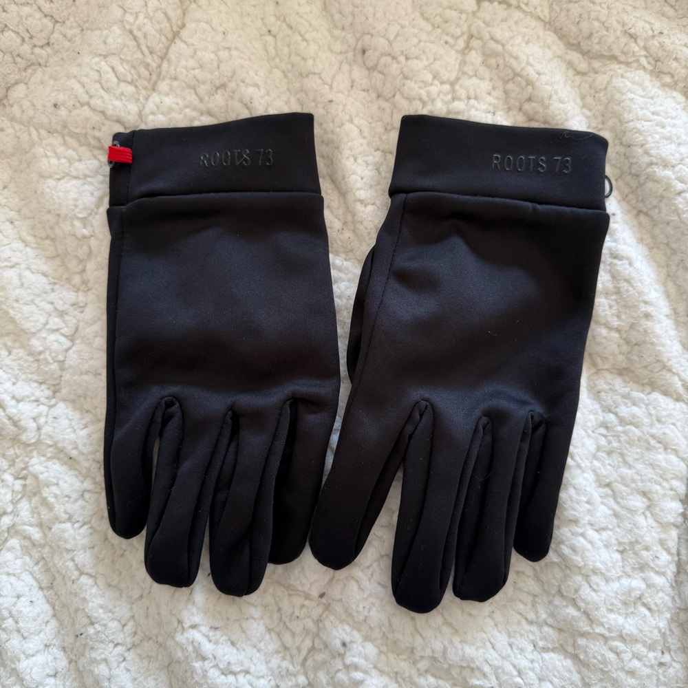 Roots Men's Black Gloves with Red Accent